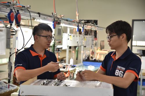 Workers at the Tektro/TRP factory.