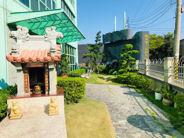 The entrance to Sunnywheel is zen-like.